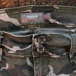 Torrid, feel the fit cropped pants | women’s size 16